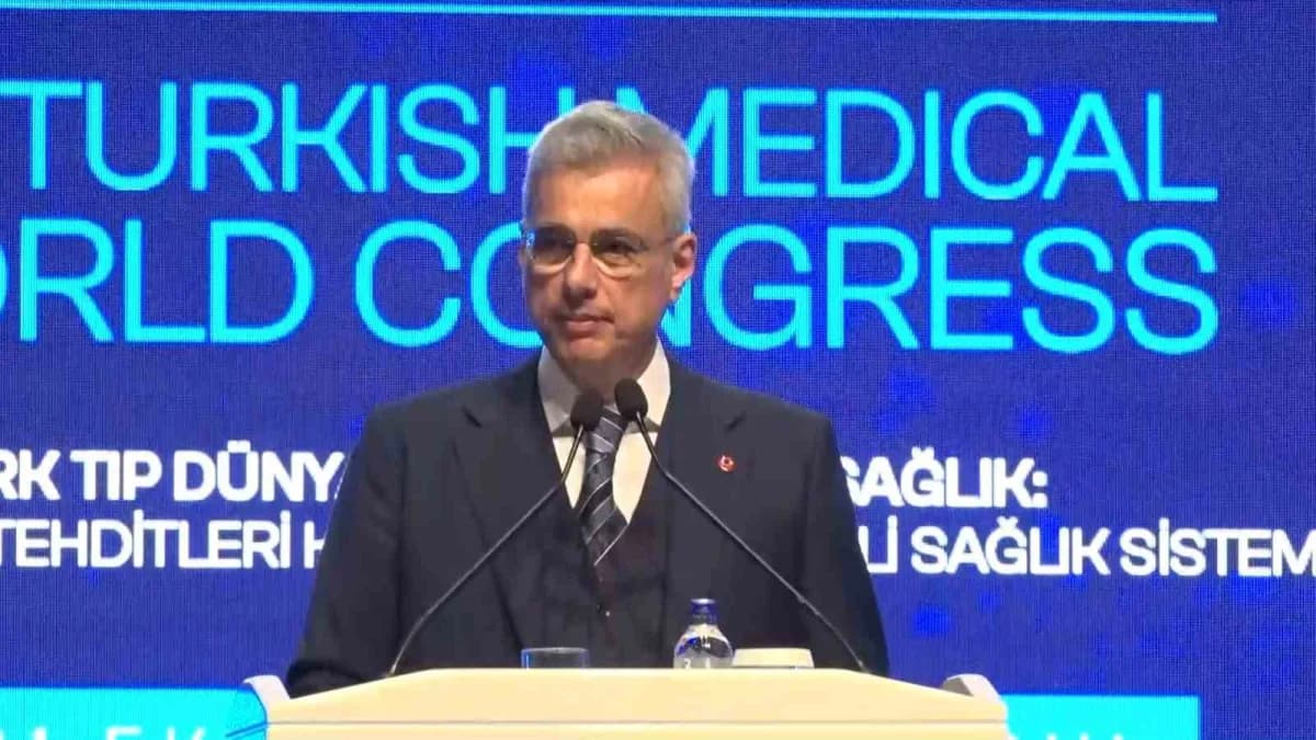 Sağlık Bakanı Kemal Memişoğlu, Türk Tıp Dünyası Kurultayı'nda konuşma yaparken