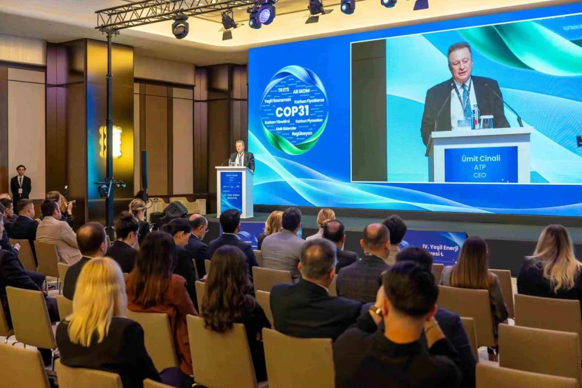 IV. Yeşil Enerji Zirvesi’nde konuşmacılar ve katılımcılar enerji, karbon ve finansman konularını tartışıyor