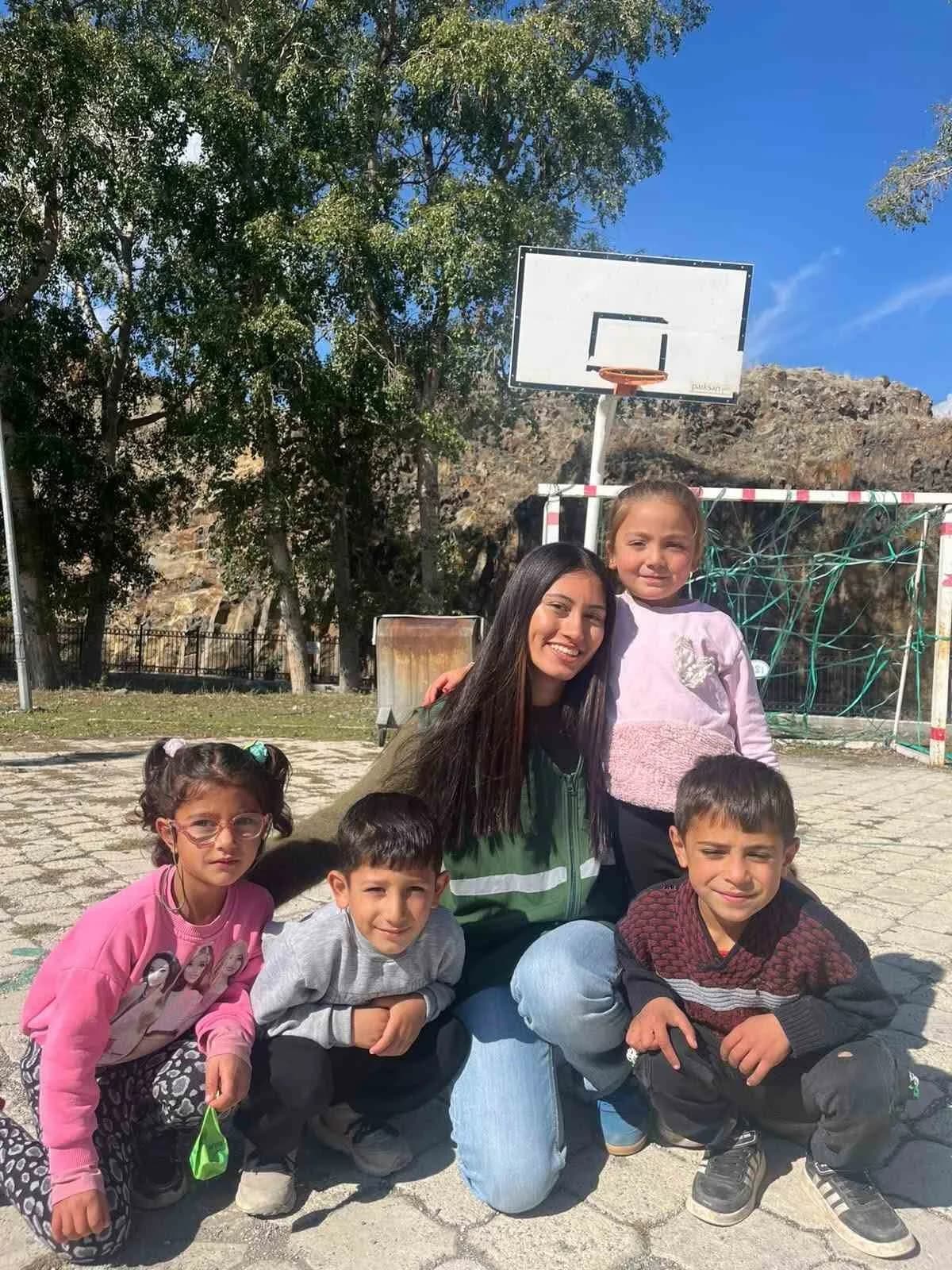 Yeşilay’dan Çerme Köyü’ndeki çocuklara anlamlı ziyaret(Kars-iha)