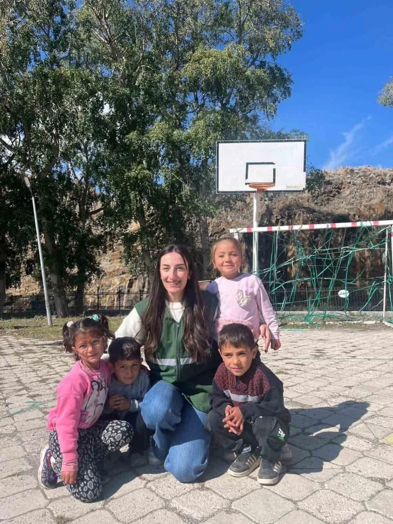 Yeşilay’dan Çerme Köyü’ndeki çocuklara anlamlı ziyaret(Kars-iha)