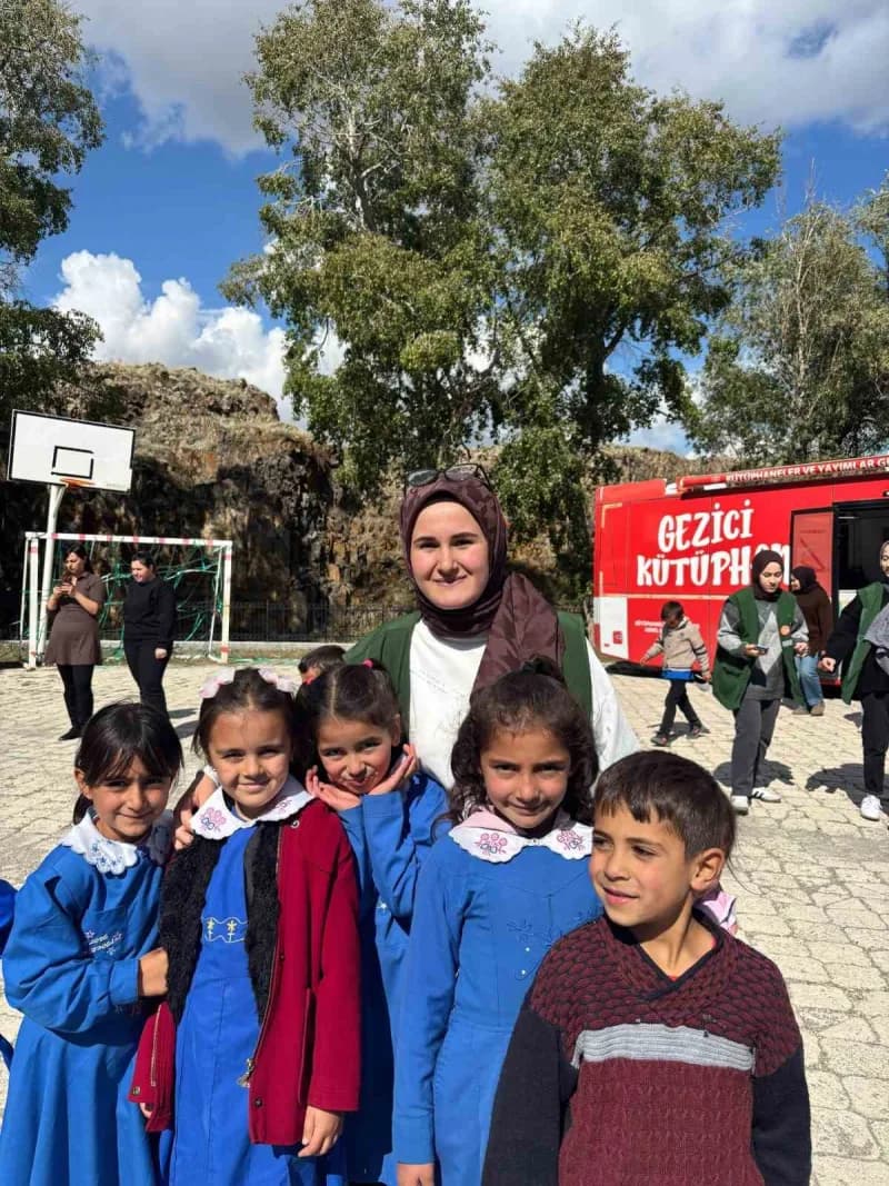 Yeşilay gönüllüleri ve Genç Yeşilay öğrencileri Kars Çerme Köyü okulunda çocuklarla boyama ve oyun etkinliği yapıyor