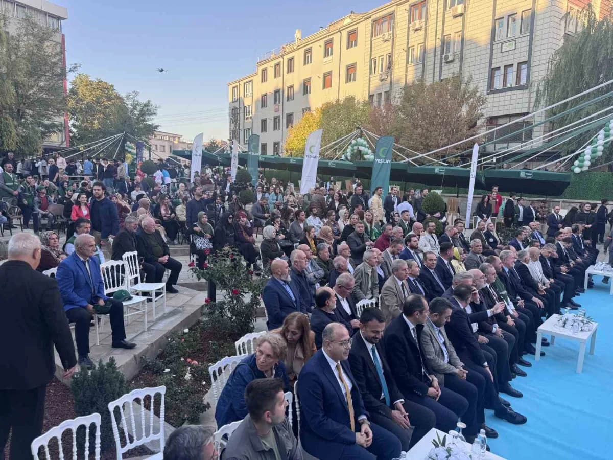Yeşilay Genel Başkanı Mehmet Dinç, Yeşilay Kayseri Şubesi’nin yeni hizmet binasının açılışında yaptı