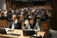 Yeşilyurt Belediye Meclisi Ekim ayı toplantısı sırasında meclis üyeleri salonunda oturuyor