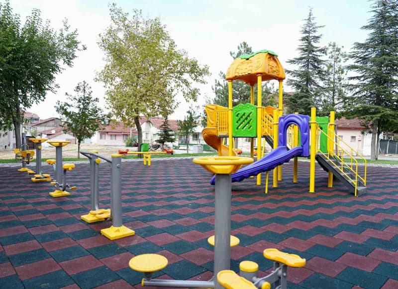 Yeşilyurt’ta parklar yenileniyor, mahalleler güzelleşiyor