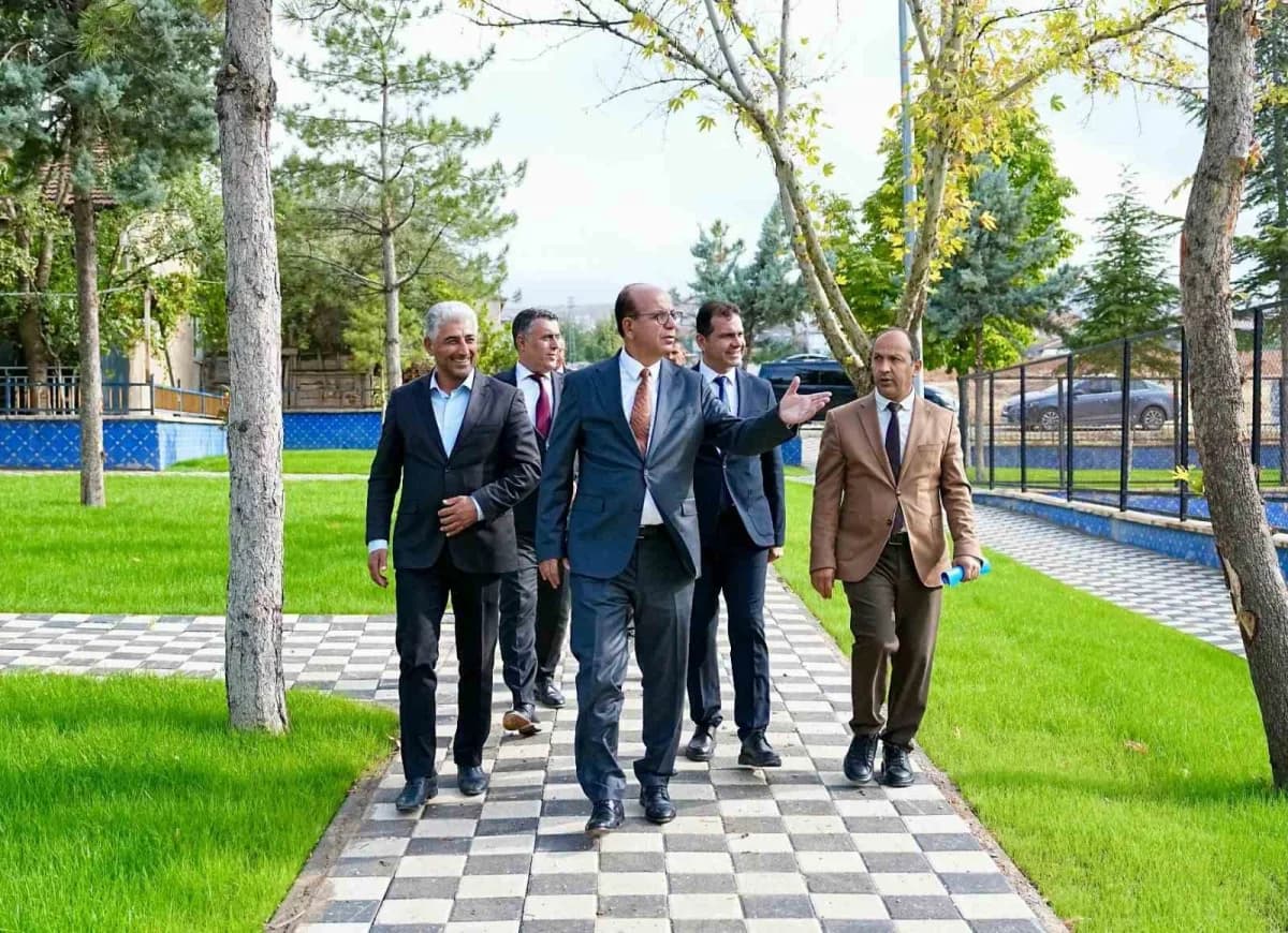 Yeşilyurt Cemal Gürsel Mahallesi’nde yenilenen parkta modern oyun grupları ve tartan zemin