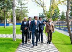 Yeşilyurt Cemal Gürsel Mahallesi’nde yenilenen parkta modern oyun grupları ve tartan zemin
