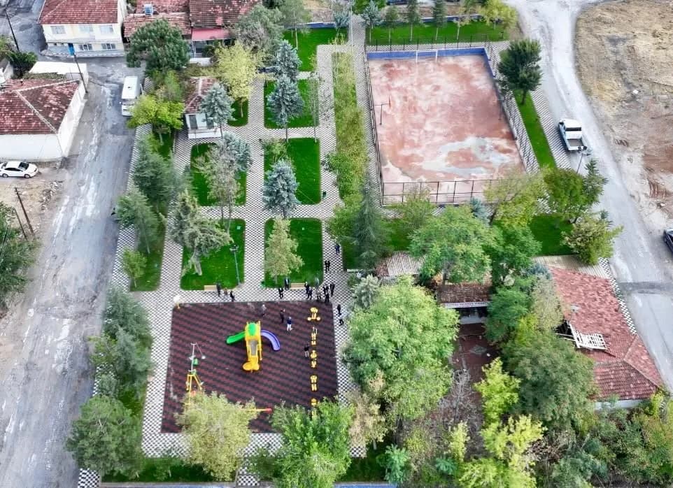 Yeşilyurt’ta parklar yenileniyor, mahalleler güzelleşiyor