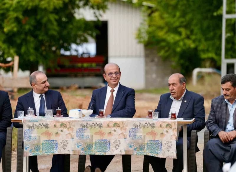 Yeşilyurt Belediye Başkanı İlhan Geçit Suluköy Mahallesi'nde yol çalışmaları alanında inceleme yapıyor