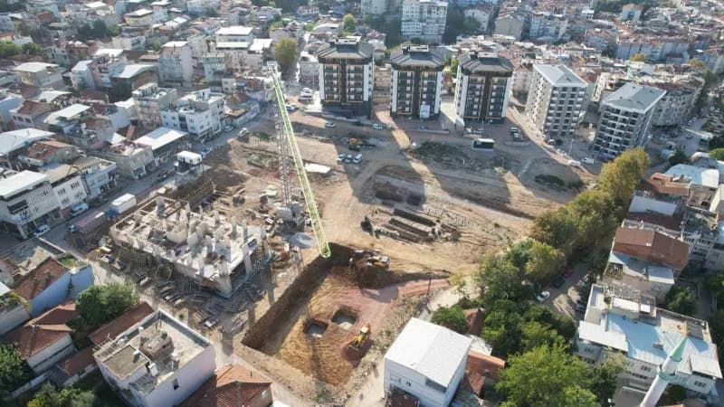 1. Etap’ta yıkılan 86 bağımsız bölümün yerine 81 daire ve bir dükkan inşa edilirken, 196 bağımsız bölümün yıkıldığı 2. E