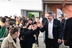Yıldırım Belediye Başkanı Oktay Yılmaz, Mahmud Celaleddin Ökten İmam Hatip Ortaokulu’nda öğrencilerle sohbet ediyor