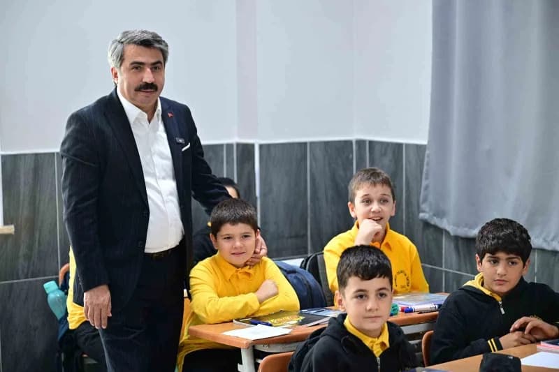 Yıldırım Belediye Başkanı Oktay Yılmaz, Mahmud Celaleddin Ökten İmam Hatip Ortaokulu’nu ziyaret etti. Okul müdürü Mehmet