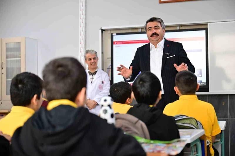 Yıldırım Belediye Başkanı Oktay Yılmaz, Mahmud Celaleddin Ökten İmam Hatip Ortaokulu’nu ziyaret etti. Okul müdürü Mehmet