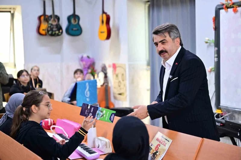 Yıldırım Belediye Başkanı Oktay Yılmaz, Mahmud Celaleddin Ökten İmam Hatip Ortaokulu’nu ziyaret etti. Okul müdürü Mehmet