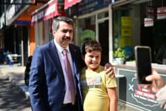 Yıldırım Belediye Başkanı Oktay Yılmaz Teyyareci Mehmet Ali Caddesi esnafıyla sohbet ediyor