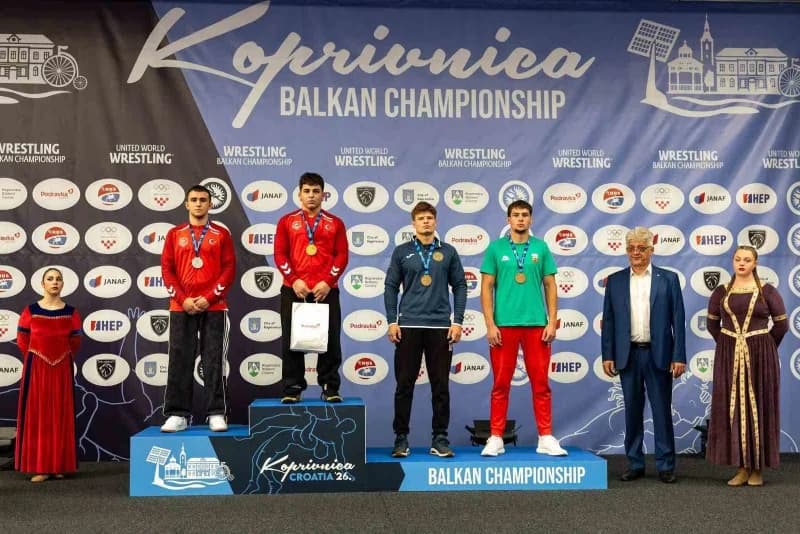 Yıldırım Belediyespor’un genç güreşçileri Hırvatistan’da U17 Balkan Güreş Şampiyonası’nda madalya kazanırken