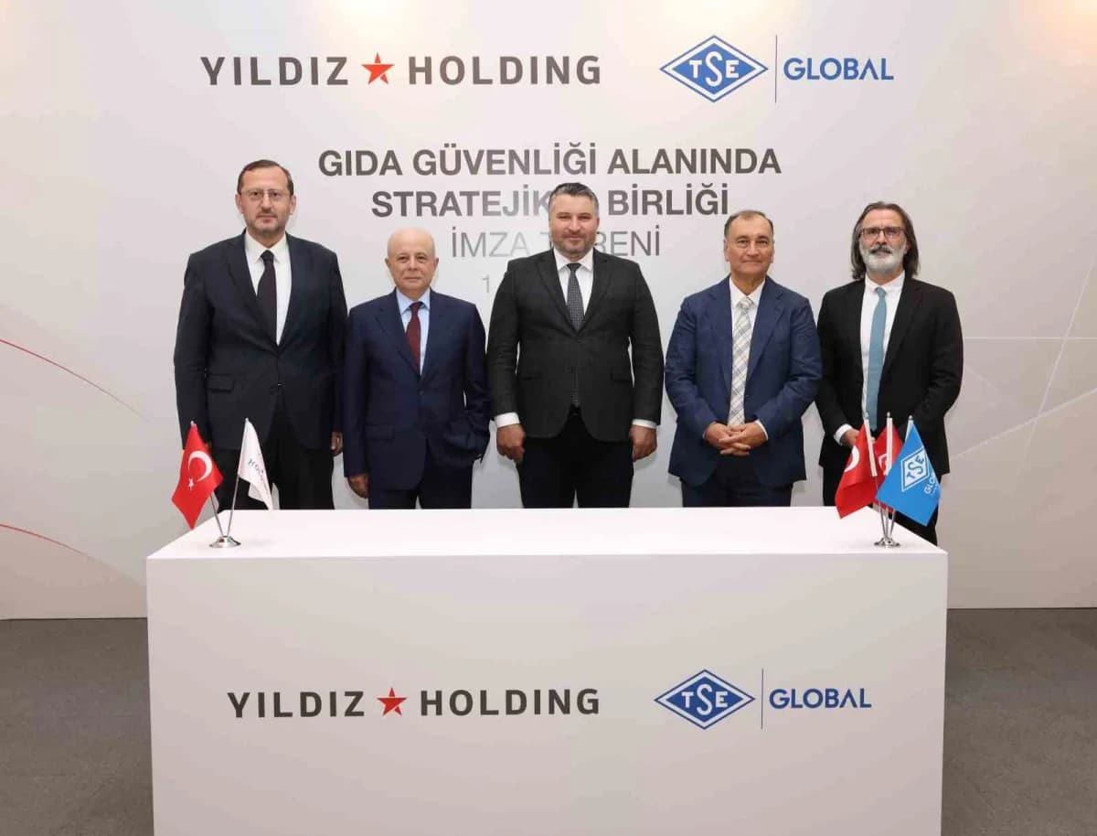 Yıldız Holding'de gerçekleştirilen imza törenine Oruç Baba İnan (Ortada), hüseyin Alper Türedi (Sağda), Murat Ülker (Sağ