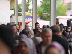 Şehitkamil Belediye Başkanı Umut Yılmaz mahalle ziyareti ve pazaryerinde esnafla sohbet ediyor