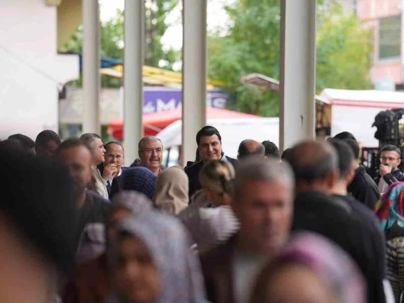 Şehitkamil Belediye Başkanı Umut Yılmaz mahalle ziyareti ve pazaryerinde esnafla sohbet ediyor