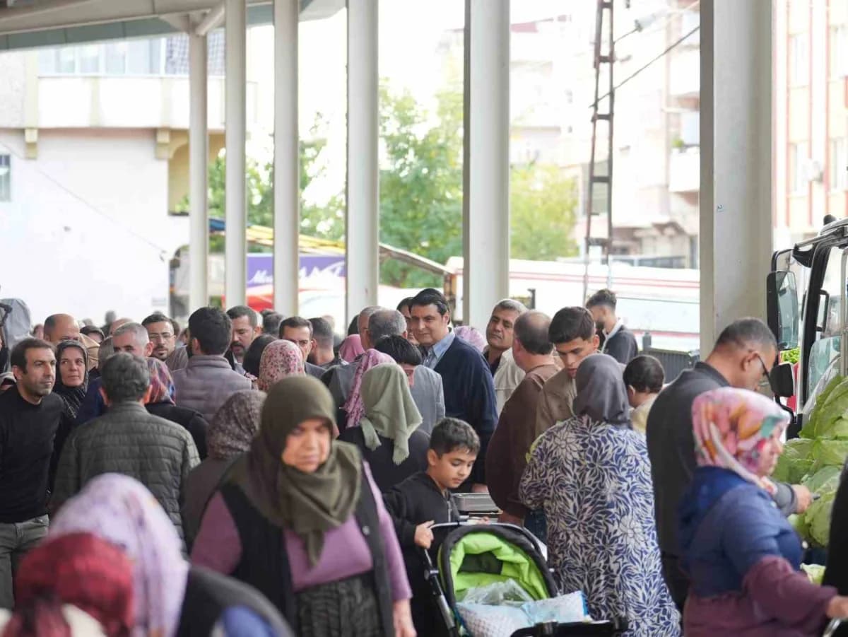Şehitkamil Belediye Başkanı Umut Yılmaz, mahalle ziyaretleri kapsamında Pirsultan ve Özgürlük Mahall