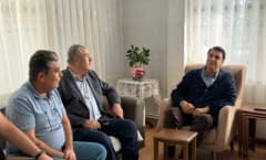 Şehitkamil Belediye Başkanı Umut Yılmaz, şehit ailelerini ziyaret ederek onlarla sohbet ediyor