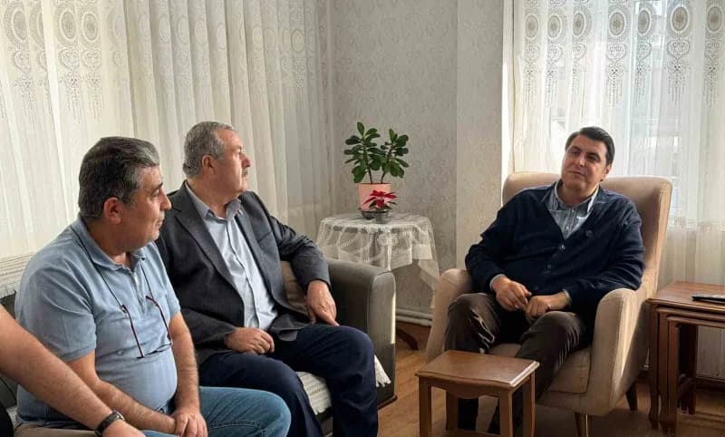 Şehitkamil Belediye Başkanı Umut Yılmaz, şehit ailelerini ziyaret ederek onlarla sohbet ediyor