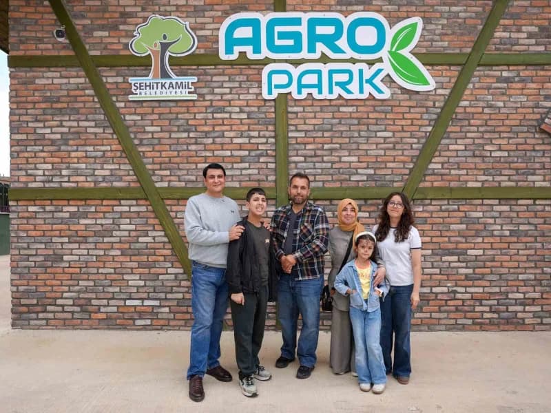 Şehitkamil Belediye Başkanı Umut Yılmaz, Gaziantep’te Emirhan ve ailesiyle Agro Park’ta birlikte vakit geçiriyor