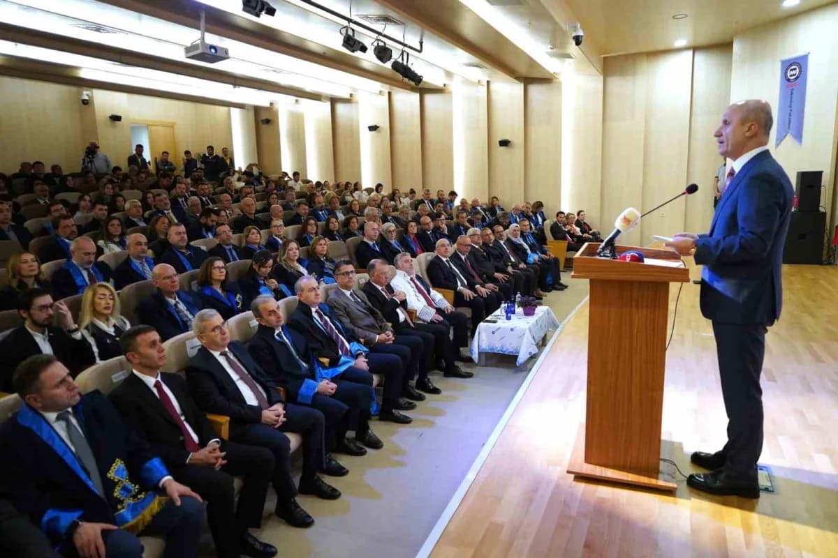 Yükseköğretim Kurulu (YÖK) Başkanı Erol Özvar, üniversitelerde çoktan seçmeli sınav yönteminin yaygınlaşmasını doğru bul