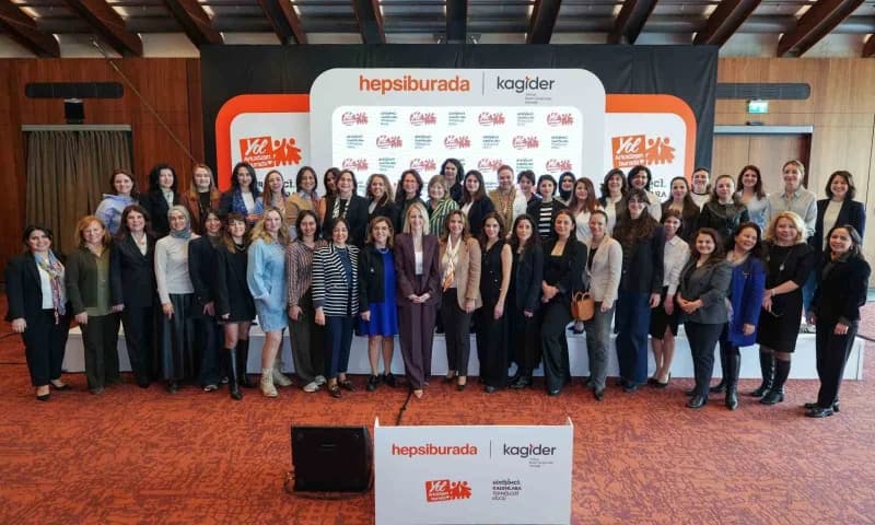 Yol Arkadaşın Burada programı kapsamında kadın girişimciler eğitim ve mentörlük alırken grup fotoğrafı