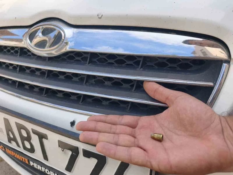 Hatay'da otomobilini temizlediği esnada düğünden gelen silah seslerini duyan ve yorgun mermi korkusuyla kızını da yanına