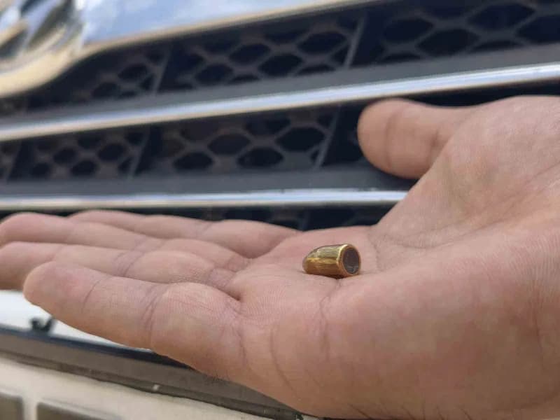 Hatay'da otomobilini temizlediği esnada düğünden gelen silah seslerini duyan ve yorgun mermi korkusuyla kızını da yanına