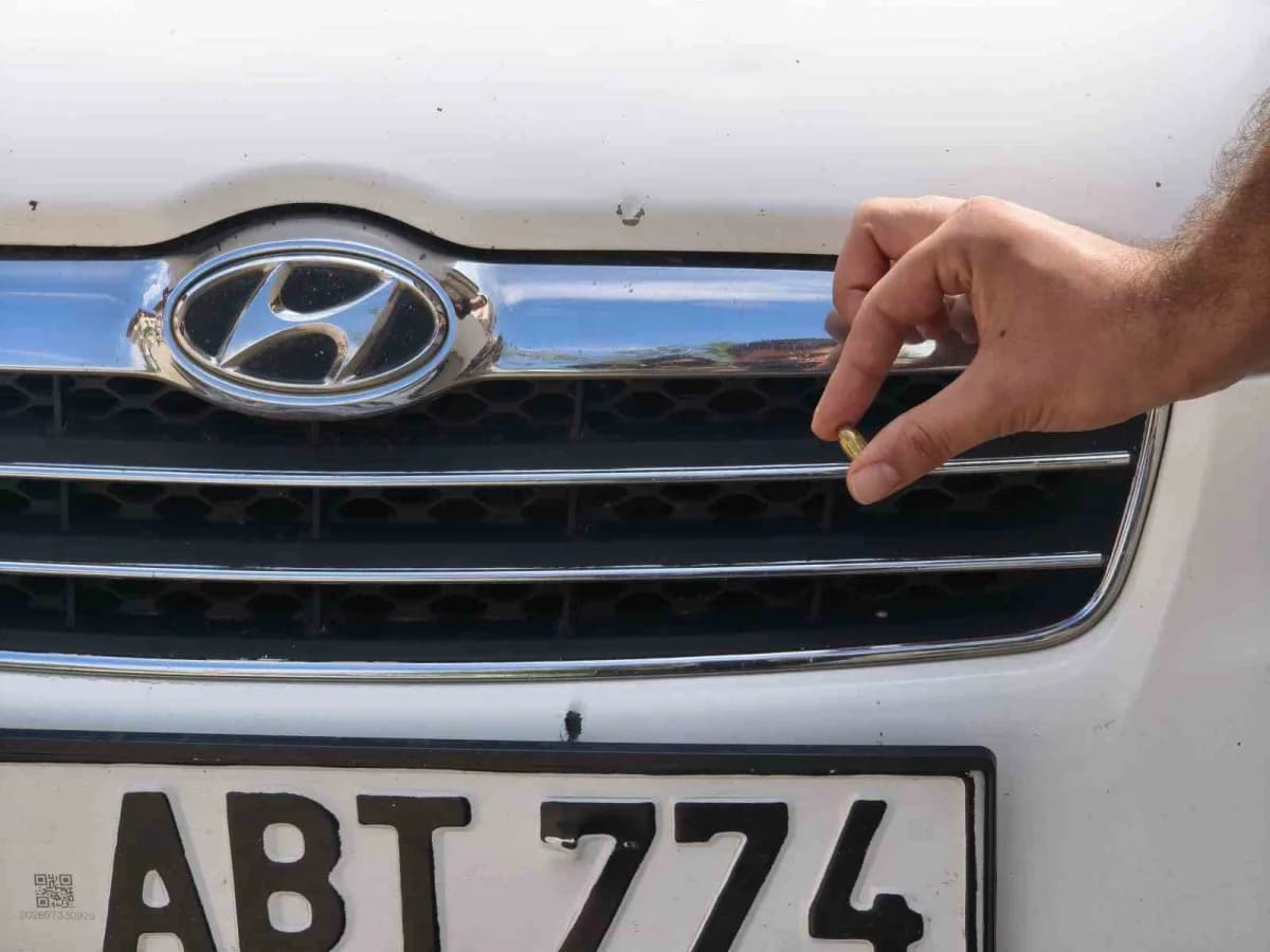 Hatay'da otomobilini temizlediği esnada düğünden gelen silah seslerini duyan ve yorgun mermi korkusuyla kızını da yanına