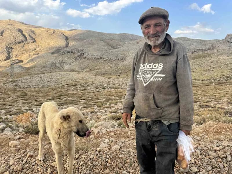 Antalya’nın Alanya ilçesinden yaz aylarında küçükbaş hayvanlarını otlatmak için Toros Dağları’nın yü