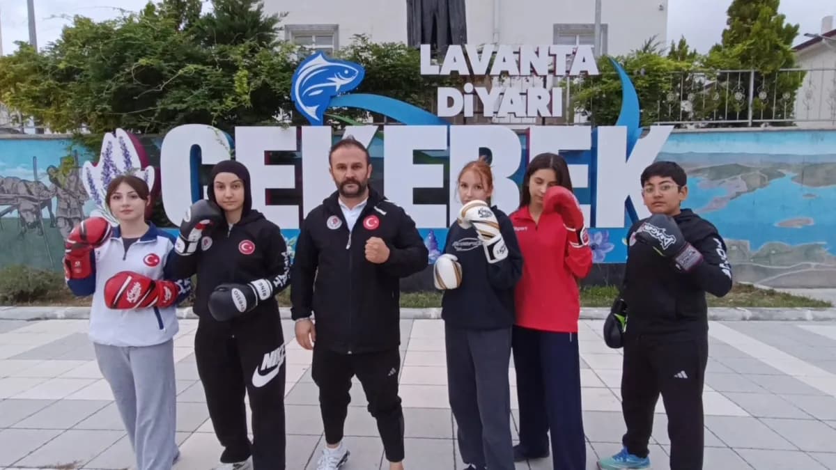 Yozgat Boks İl Temsilcisi Gültekin Aslan antrenman sırasında sporcularıyla birlikte
