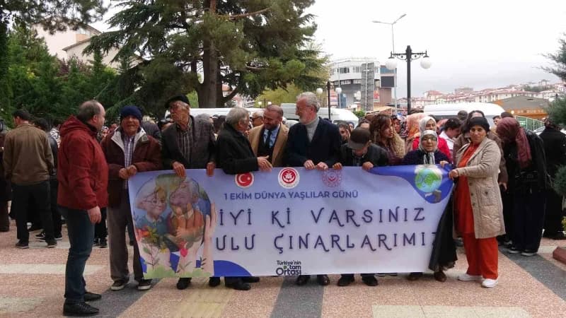 Yozgat’ta 1 Ekim Dünya Yaşlılar Günü dolayısıyla farkındalık yürüyüşü düzenlendi.-