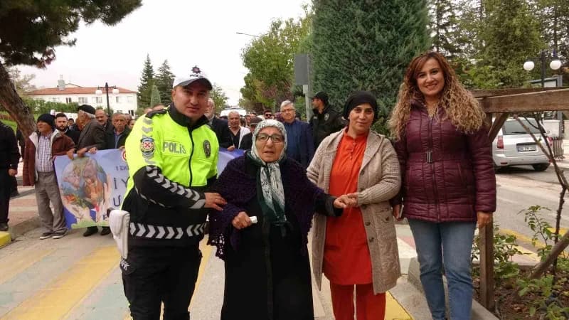Yozgat’ta 1 Ekim Dünya Yaşlılar Günü kapsamında huzurevi sakinleri ve öğrencilerin katıldığı farkındalık yürüyüşünden re