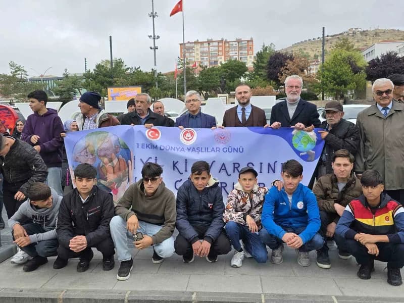 Yozgat’ta 1 Ekim Dünya Yaşlılar Günü dolayısıyla farkındalık yürüyüşü düzenlendi.-