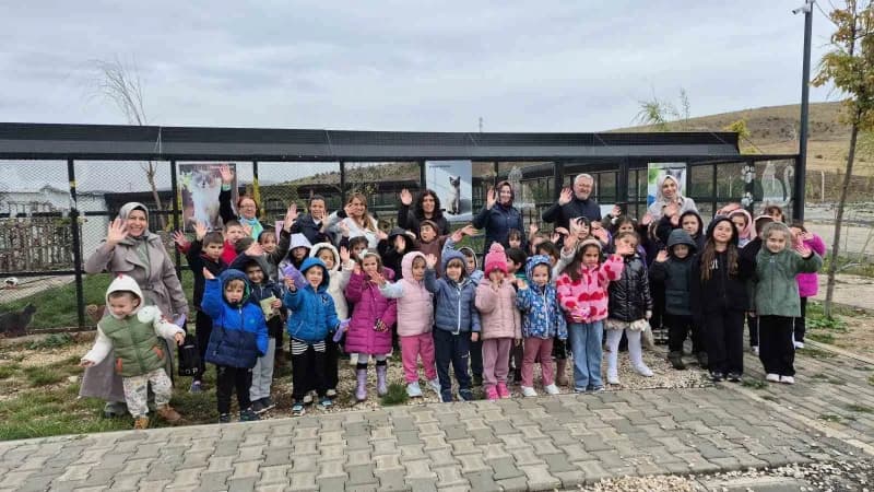 Evcil Köy tesisi, 4 Ekim Dünya Hayvanları Koruma Günü'nde farkındalık merkezine dönüştü.