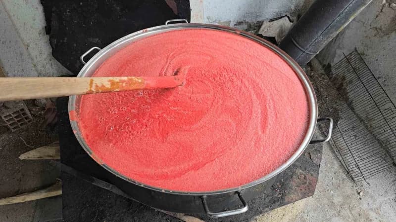 Yozgat'ın Sorgun ilçesinde yaşayan üç arkadaş doğal, hijyenik ve ekonomik olmasının yanı sıra eşlerine de yardımcı olmak