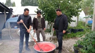Yozgat Sorgun'da üç erkek arkadaş bahçede geleneksel yöntemle salça kaynatıyor