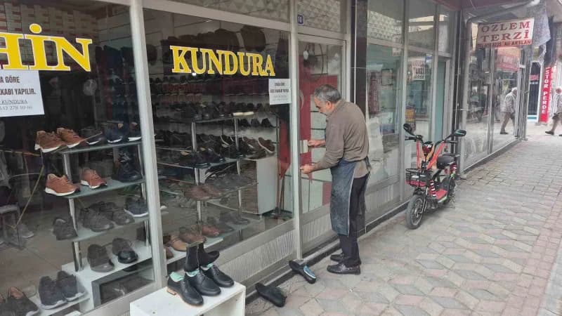Yozgat’ın Yerköy ilçesinde 1993 yılından bu yana kişiye özel el işçiliği ayakkabı üreten 58 yaşındaki Ali Şahin, unutulm
