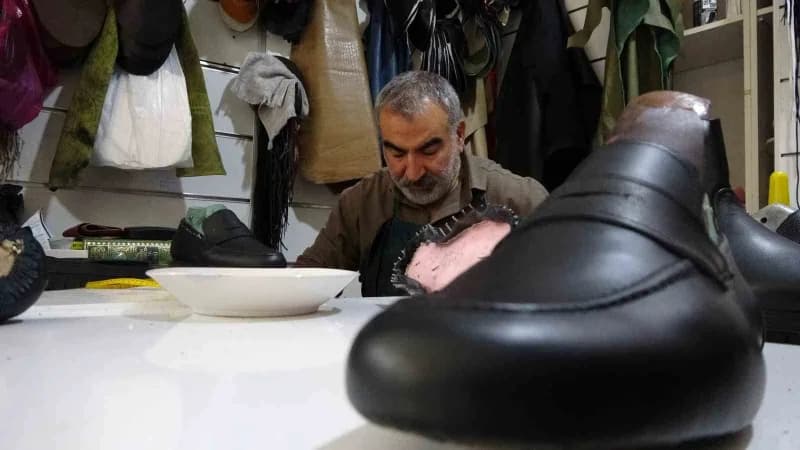 Yozgat’ın Yerköy ilçesinde 1993 yılından bu yana kişiye özel el işçiliği ayakkabı üreten 58 yaşındaki Ali Şahin, unutulm