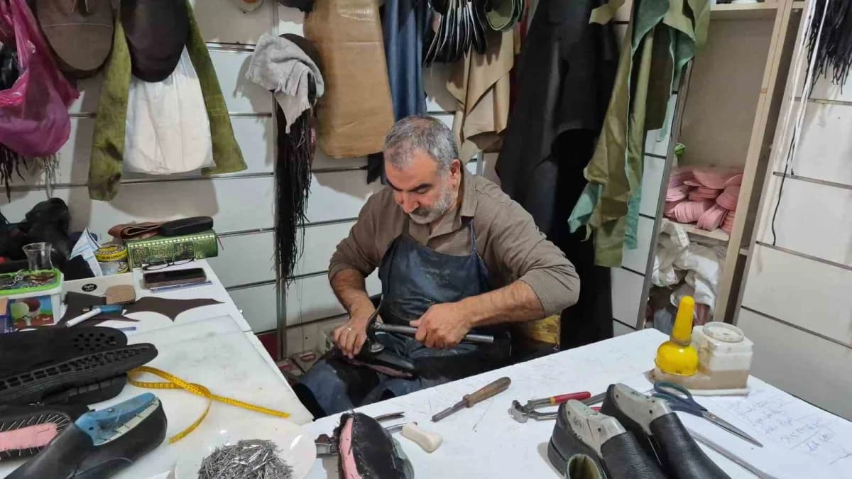 Yozgat’ın Yerköy ilçesinde 1993 yılından bu yana kişiye özel el işçiliği ayakkabı üreten 58 yaşındaki Ali Şahin, unutulm
