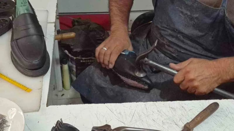 Yozgat’ın Yerköy ilçesinde 1993 yılından bu yana kişiye özel el işçiliği ayakkabı üreten 58 yaşındaki Ali Şahin, unutulm