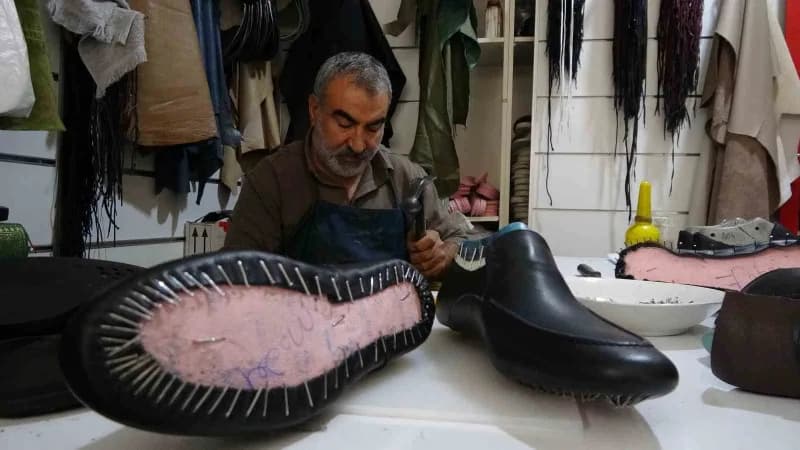 Yozgat’ın Yerköy ilçesinde 1993 yılından bu yana kişiye özel el işçiliği ayakkabı üreten 58 yaşındaki Ali Şahin, unutulm