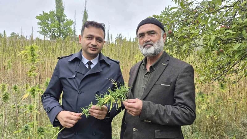 Sorgun Tarım Müdürü Yusuf Canbolat (Solda) ve üretici Oğuzhan Şahin (Sağda)