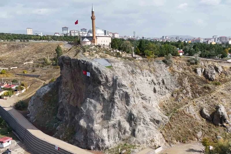 Sivas’ta Yukarı Tekke Mezarlığında bulunan Abdulvahabi Gazi Türbesi ve Cami çevresinde başlatılan Kaya ıslahı ve zemin g