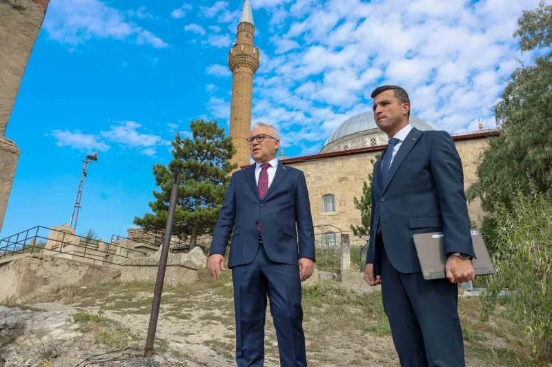Sivas’ta Yukarı Tekke Mezarlığında bulunan Abdulvahabi Gazi Türbesi ve Cami çevresinde başlatılan Kaya ıslahı ve zemin g