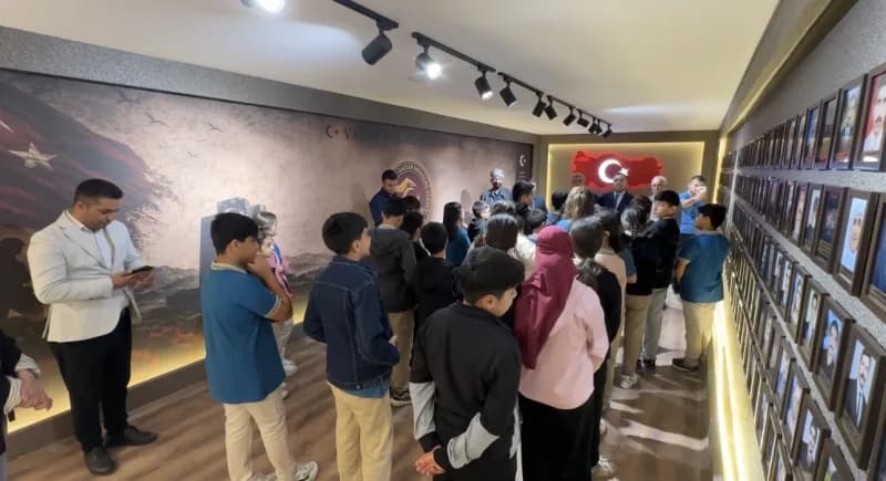 Hakkari'nin Yüksekova ilçesinde Şehit Aileleri ve Gaziler Dayanışma Derneği, ortaokul öğrencilerini ağırlayarak vatan ve