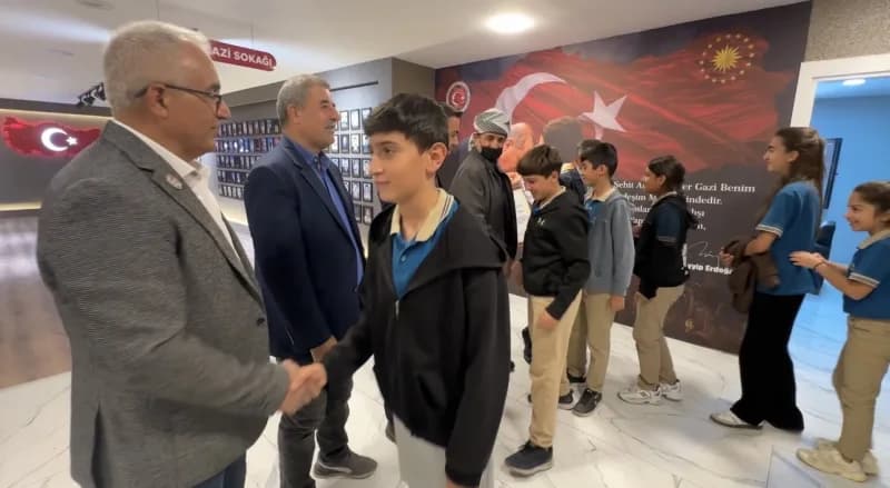 Hakkari'nin Yüksekova ilçesinde Şehit Aileleri ve Gaziler Dayanışma Derneği, ortaokul öğrencilerini ağırlayarak vatan ve
