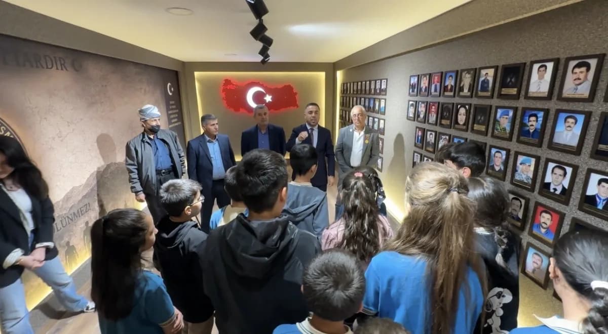 Yüksekova'da gaziler ve ortaokul öğrencileri şehit köşesinde kahramanlık hikayelerini dinliyor